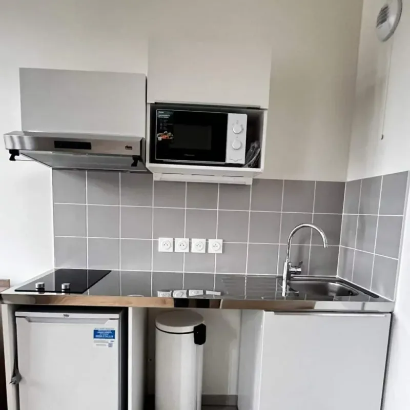 Kitchenette équipée résidence Cipsion — plaques, évier, réfrigérateur