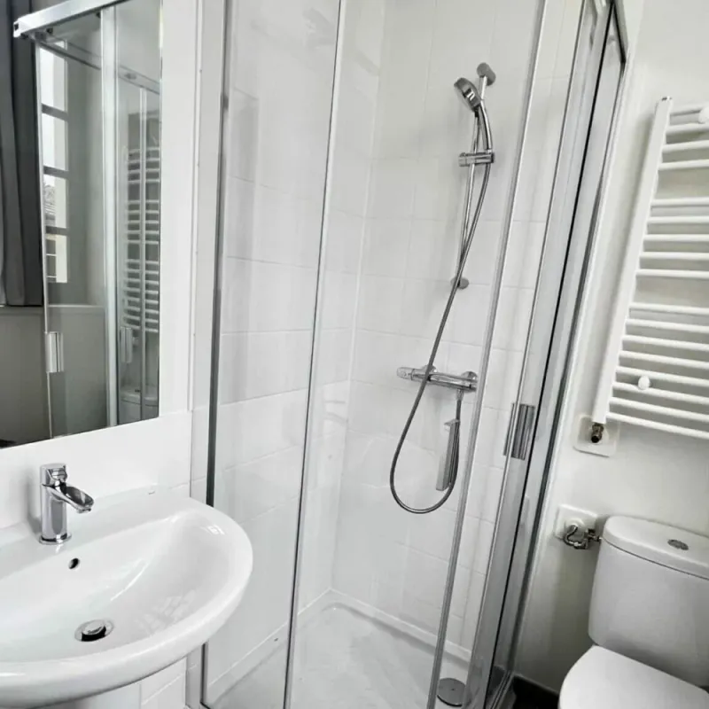 Salle d'eau résidence Cipsion — douche, lavabo et WC