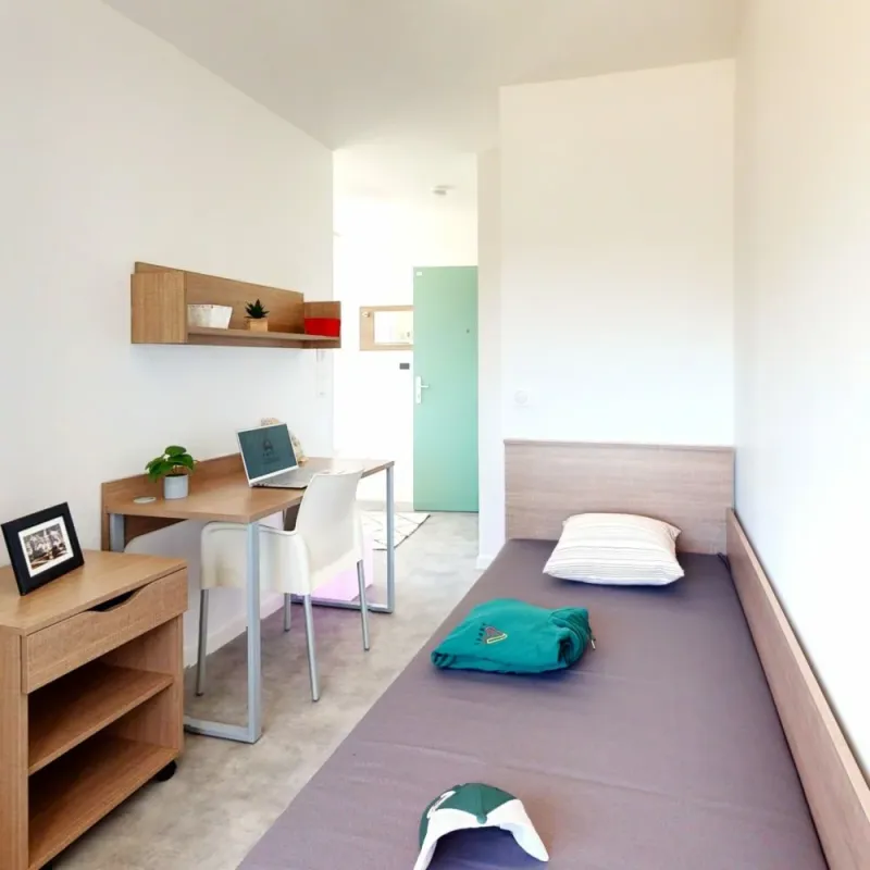Studio étudiant — lit, bureau et rangements