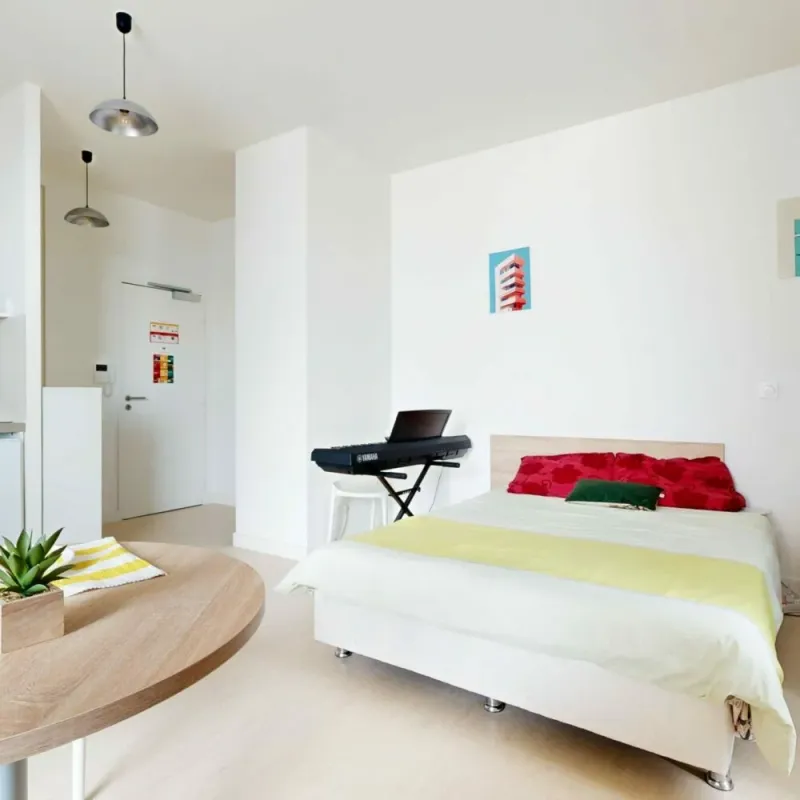 Studio moderne Paris 18e — lit double et coin repas